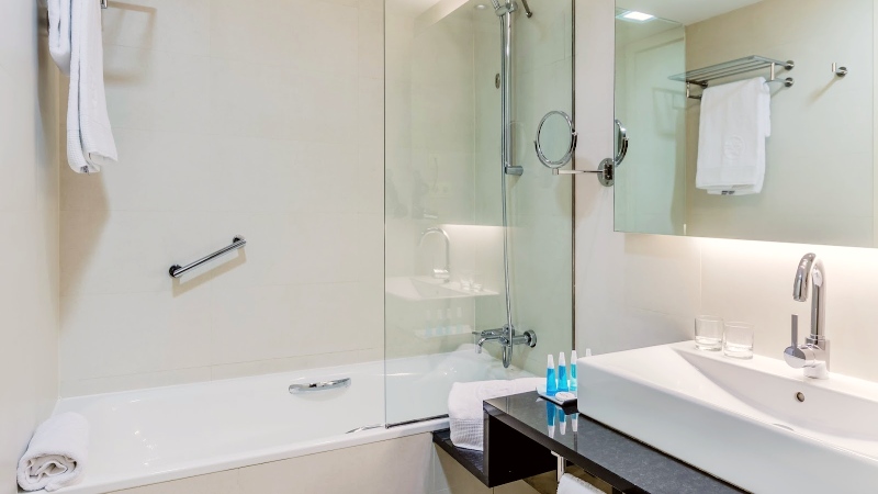 Bad med kombinert dusj og badekar